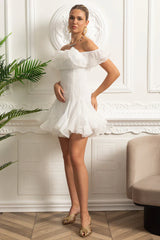 Vestido Ombro a Ombro – Mini Branco com Detalhe de Babados