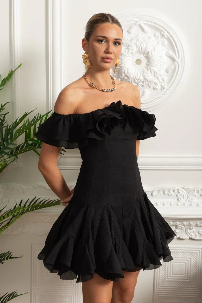 Vestido Ombro a Ombro – Mini Branco com Detalhe de Babados