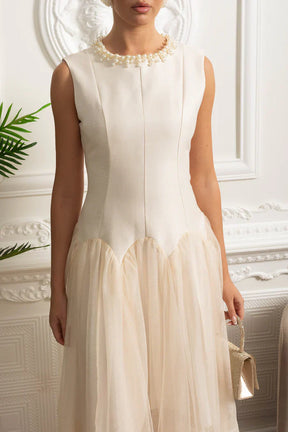 Vestido Midi – Decote Redondo, Sem Mangas, Cintura Alta, Detalhes Bordados