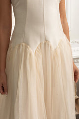 Vestido Midi – Decote Redondo, Sem Mangas, Cintura Alta, Detalhes Bordados