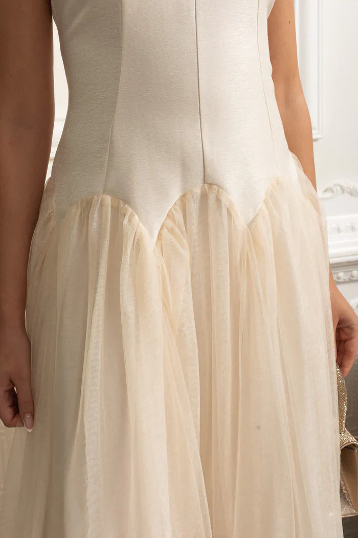 Vestido Midi – Decote Redondo, Sem Mangas, Cintura Alta, Detalhes Bordados