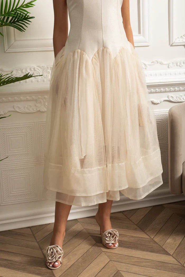 Vestido Midi – Decote Redondo, Sem Mangas, Cintura Alta, Detalhes Bordados