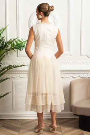 Vestido Midi – Decote Redondo, Sem Mangas, Cintura Alta, Detalhes Bordados