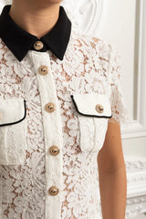 Vestido Mini – Branco com Renda Floral, Elegante, Manga Curta, Colarinho Clássico e Fechamento de Botão Único