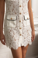 Vestido Mini – Branco com Renda Floral, Elegante, Manga Curta, Colarinho Clássico e Fechamento de Botão Único