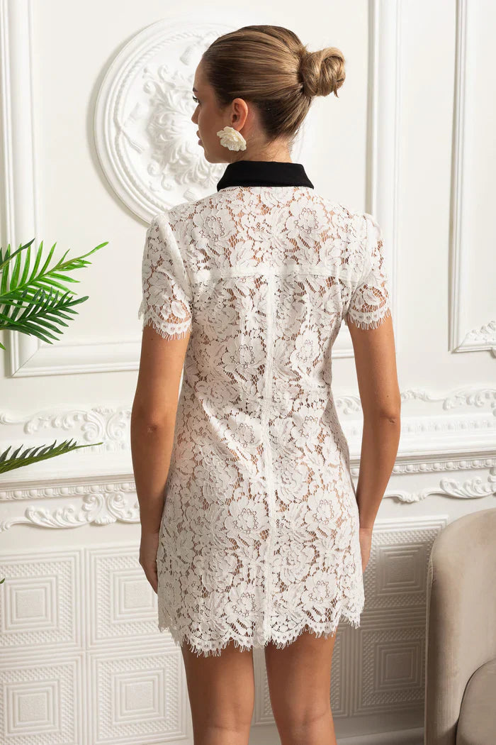 Vestido Mini – Branco com Renda Floral, Elegante, Manga Curta, Colarinho Clássico e Fechamento de Botão Único