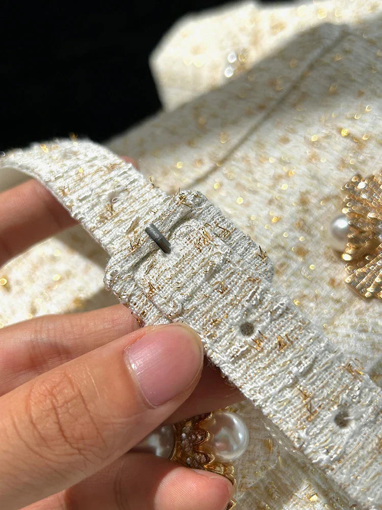 Conjunto de Tweed com Pedrarias – Blazer com Decote V e Saia Plissada de Cintura Alta