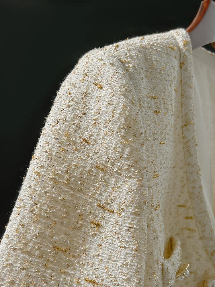 Conjunto de Tweed com Pedrarias – Blazer com Decote V e Saia Plissada de Cintura Alta