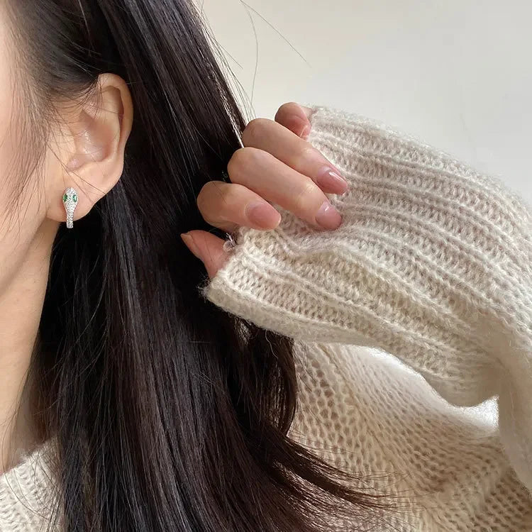 Brincos 925 Prata – Olhos de Serpente Verde, Luxo Leve e Elegante, Versáteis