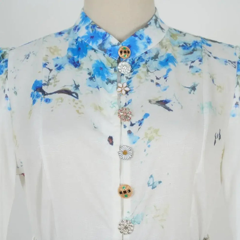 Vestido Azul Floral com Gola Alta e Cintura Império – Elegância Atemporal