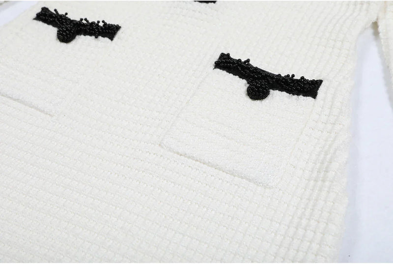 Vestido Bicolor – Decote V, Manga Longa, Slim Fit com Bolsos Bordados