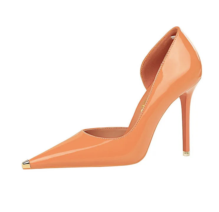 Scarpin – Salto Fino em Verniz Preto, Bico Fino Metalizado e Elegante