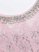 Vestido com Bordado Delicado – Decote Redondo, Manga Curta, Cintura Alta, Detalhes Vazados e Aplicações de Strass