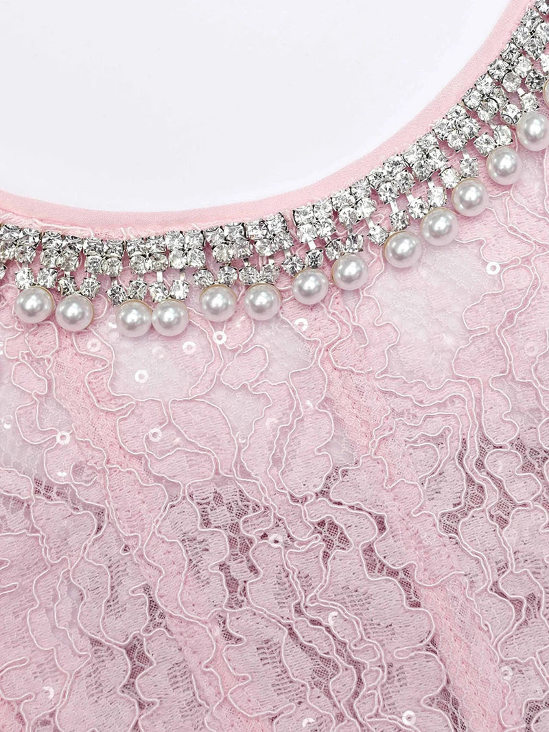 Vestido com Bordado Delicado – Decote Redondo, Manga Curta, Cintura Alta, Detalhes Vazados e Aplicações de Strass