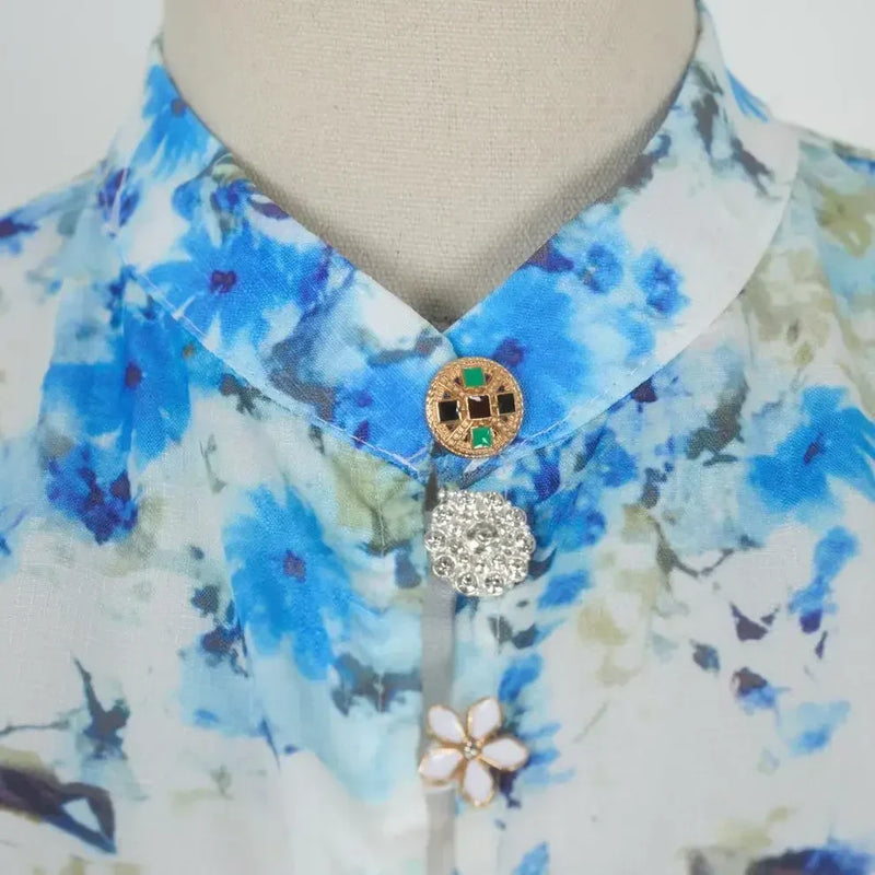 Vestido Azul Floral com Gola Alta e Cintura Império – Elegância Atemporal