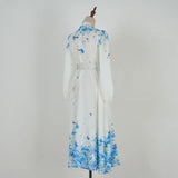 Vestido Azul Floral com Gola Alta e Cintura Império – Elegância Atemporal